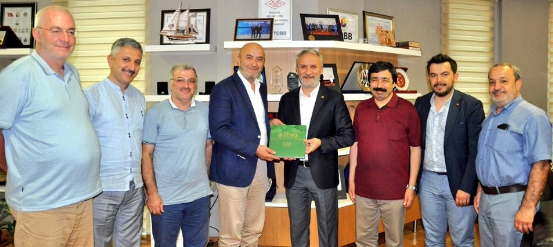 İNEGÖL TSO BŞK. YAVUZ UGURDAG BEYDEN MÜT.HYT.BŞK.MIZA HEDİYE TAKDİMİ 