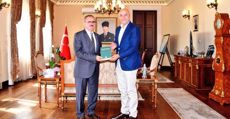 MÜT. HYT. BŞK.MIZDAN ANTALYA VALİSİ MÜNİR KARALOĞLU BEY´E HEDİYE TAKDİMİ 