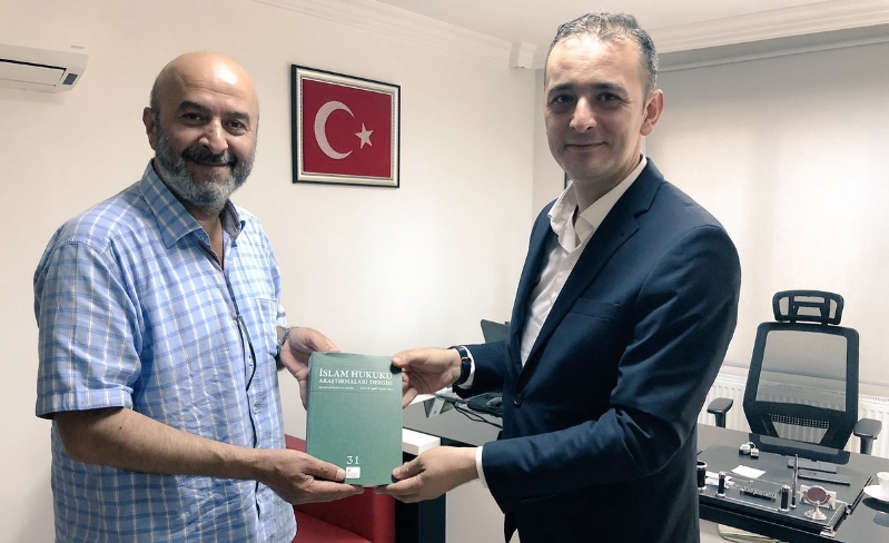 MÜT. HYT. BŞK.MIZDAN MEVLÜT ULUÇAMLIBEL BEY´E HEDİYE TAKDİMİ 
