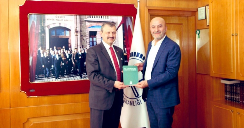 MÜT. HYT. BŞK.MIZ´DAN RECEP ŞÜKRÜ BALKAN BEYE HEDİYE TAKDİMİ.. 