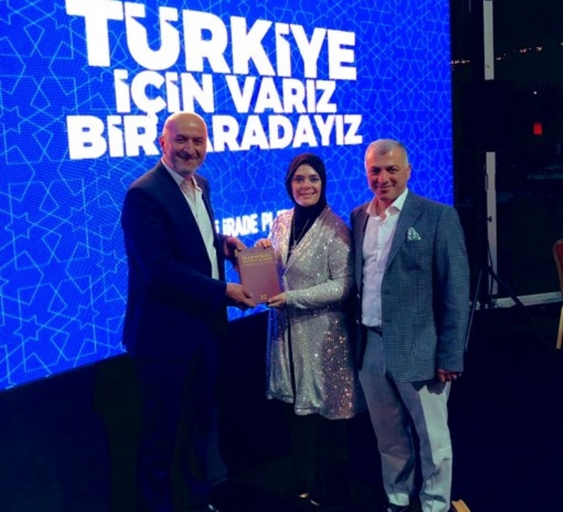 MÜT. HYT. BŞK.MIZ´DAN YRD.DOÇ.DR. TÜRKAN ÖZER BAHADIR HANIMA HEDİYE TAKDİMİ 