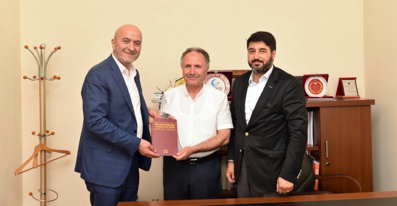 MÜT. HYT. BŞK.MIZ´DAN AV. HAMZA AKBULUT BEY´E HEDİYE TAKDİMİ.. 