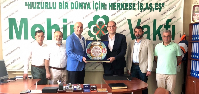 MÜTEVELLİ HEYET BAŞKANIMIZA HEDİYE TAKDİMİ 