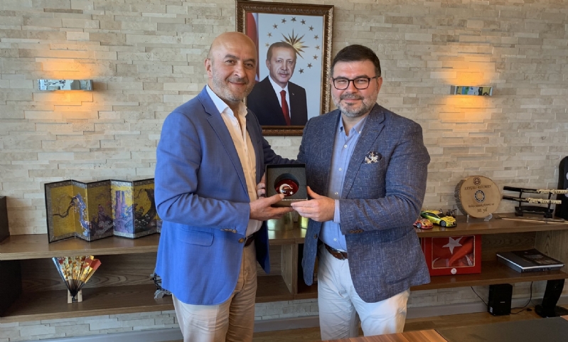 MÜTEVELLİ HEYET BAŞKANIMIZA HEDİYE TAKDİMİ 