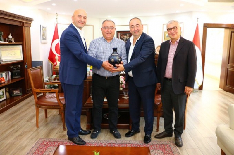 MÜT. HYT. BŞK.MIZ´DAN VEFA SALMAN BEYE HEDİYE TAKDİMİ.. 