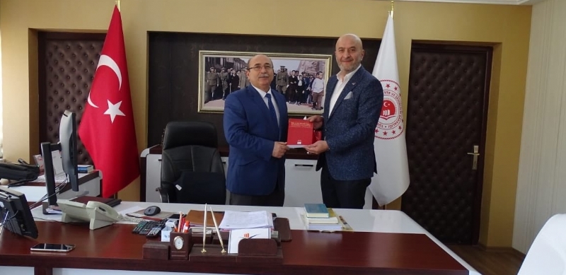 MÜT. HYT. BŞK.MIZ´DAN SADULLAH ÖZEL BEYE HEDİYE TAKDİMİ.. 