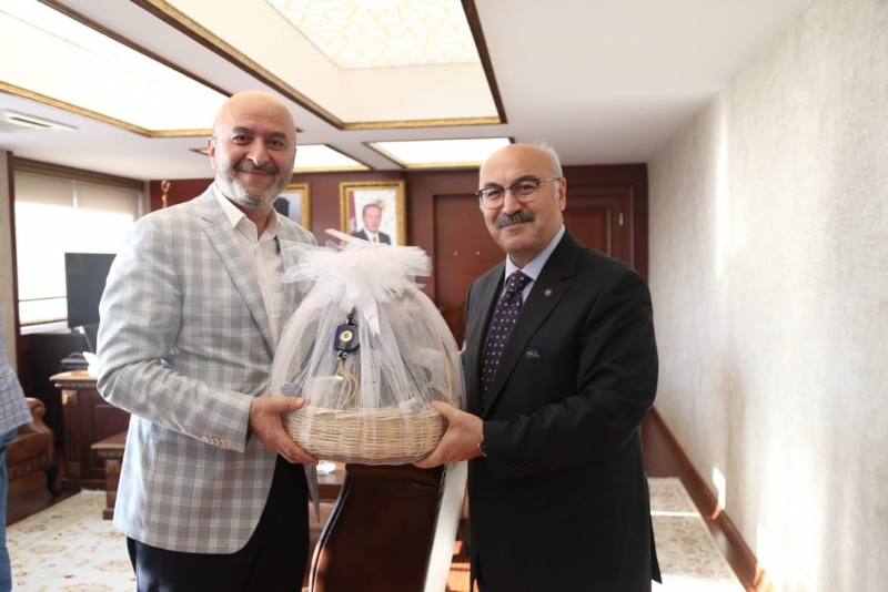 MÜTEVELLİ HEYET BAŞKANIMIZA HEDİYE TAKDİMİ.. 