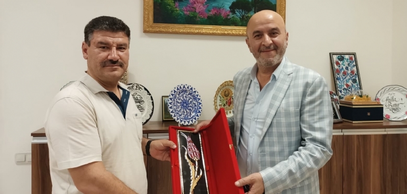 MÜTEVELLİ HEYET BAŞKANIMIZA HEDİYE TAKDİMİ.. 