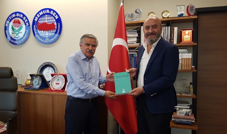 MÜT. HYT. BŞK.MIZ´DAN LATİF SELVİ BEYE HEDİYE TAKDİMİ.. 
