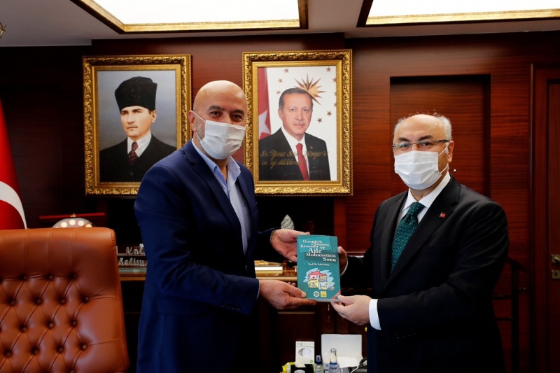 MÜT. HYT. BŞK.MIZ´DAN YAVUZ SELİM KÖŞGER BEYE HEDİYE TAKDİMİ.. 