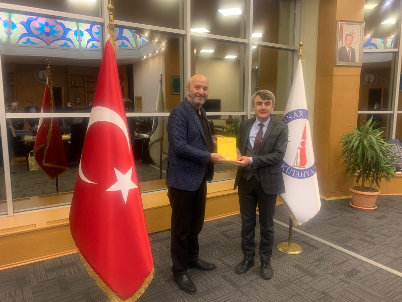 MÜT. HYT. BŞK.MIZ´DAN PROF.DR. KAZIM UYSAL BEYE HEDİYE TAKDİMİ.. 