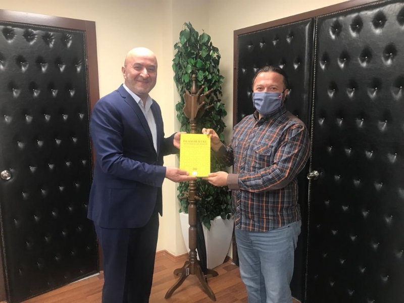 MÜTEVELLİ HEYET BAŞKANIMIZDAN HEDİYE TAKDİMİ.. 