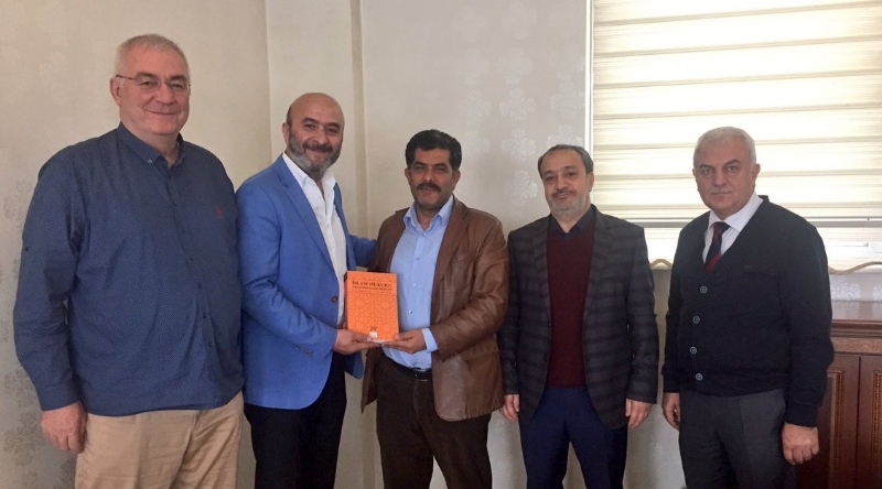 Müt.Hyt.Bşk Mustafa ÖZDEMİR Bey´den Hacı Ökkeş CEYHAN Bey´e hediye 
