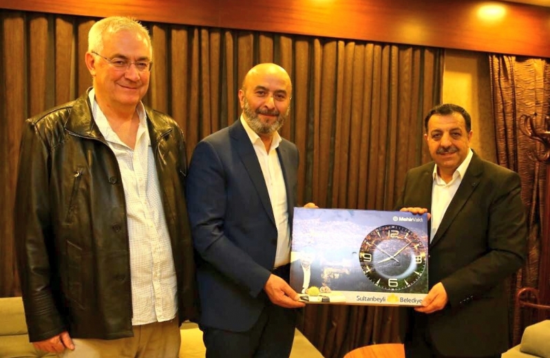 MÜT. HYT. BŞK´MIZ´DAN AK PARTİ SULTANBEYLİ İLÇE BŞK.ALİ SEVİNÇ BEY´E HEDİYE 